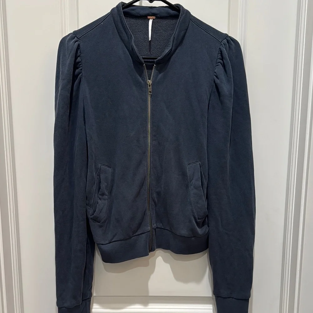 Free People Women’s Medium Blue Zip-Up Sweatshirt Jacket with Classic Style